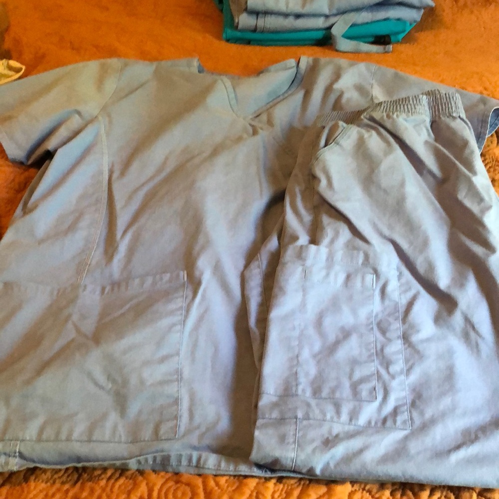 Scrub set